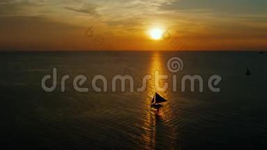 菲律宾长滩岛日落时<strong>出海</strong>的<strong>帆船</strong>.. <strong>帆船</strong>迎着美丽的日落。